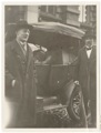 SKS:n vahtimestari J. Vihervaara (oik.) ja Oskar Loorits SKS:n talon edessä vuonna 1927. Kuva: 1927 (SKS, kirjallisuusarkisto).