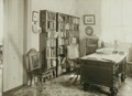 SKS:n sihteerin professori A. R. Niemen työhuone talon toisessa kerroksessa. Kuva: 1904, A. R. Niemi (Museovirasto).