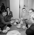 Felix Oinaksen lähtiäiskahvit SKS:n kahviossa 15.5.1962. Vasemmalla Martti Haavio, Felix Oinas oikealla. Kuva: 1962, Juha Pentikäinen (SKS, kansanrunousarkisto).